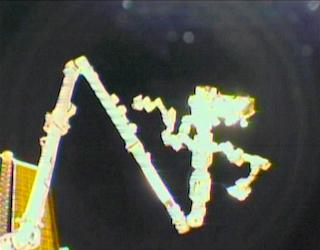 Illustration for article titled Dextre Installs a New Camera on the Canadarm, Poses for a Selfie